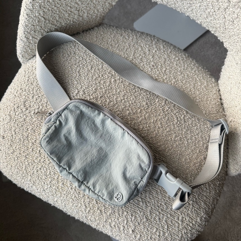 Lululemon Everywhere Belt Bag - Picture 2 of 8